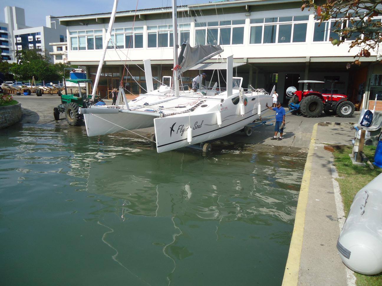 catamarã bate vento