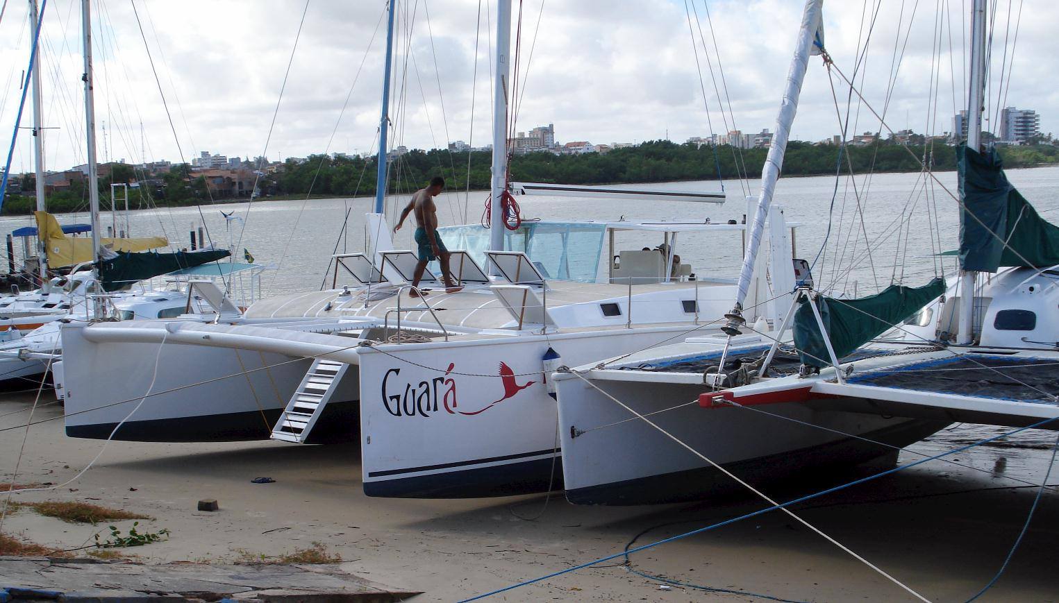 homem no catamarã bate vento