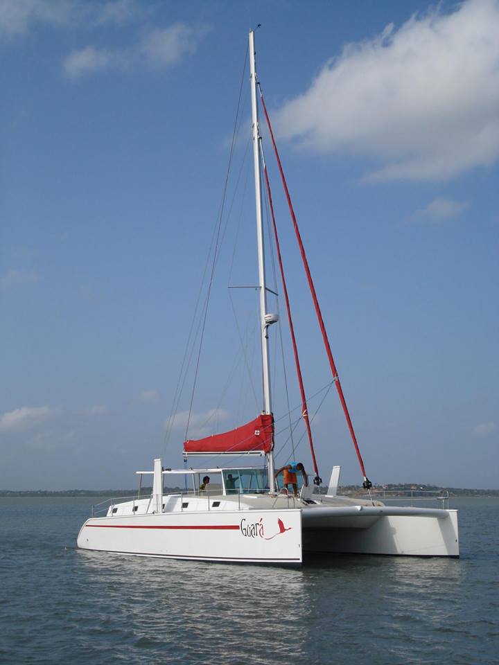 catamarã bate vento na praia