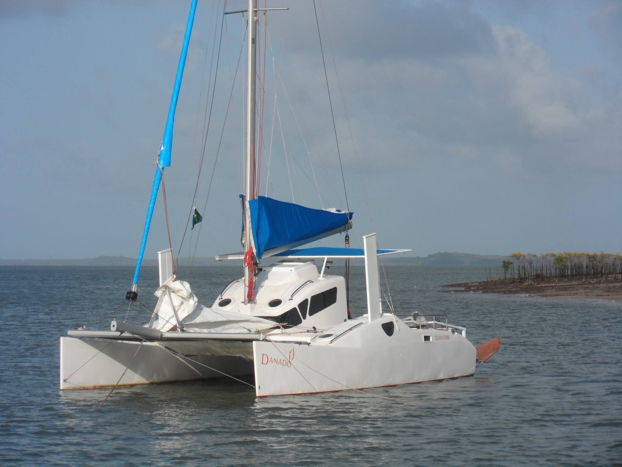 catamarã bate vento na praia