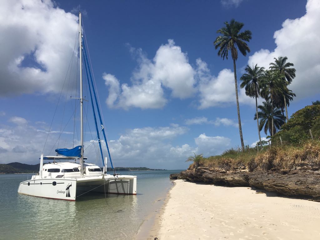 catamarã bate vento na praia